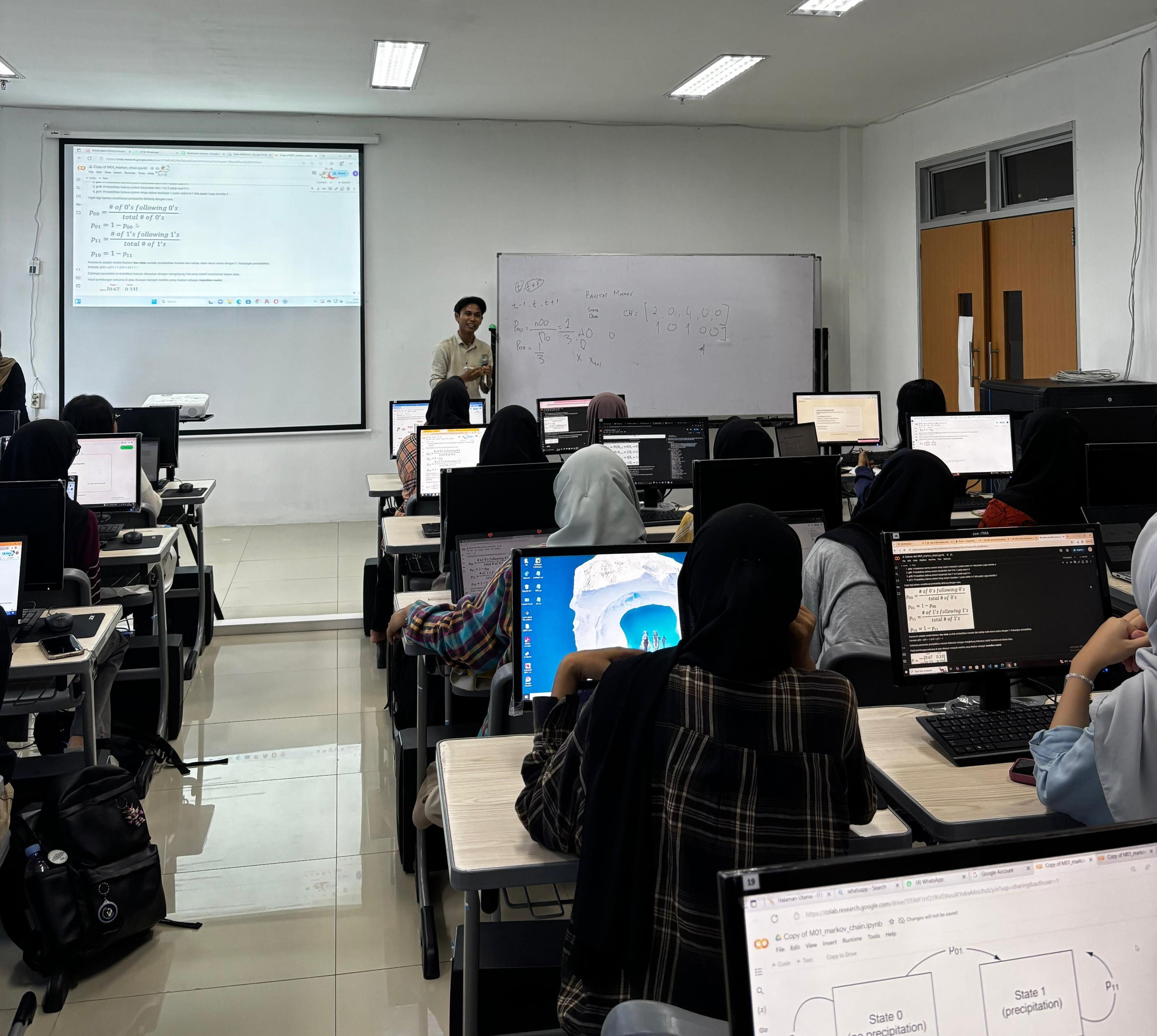 Sesi pembelajaran statistik di lab komputer