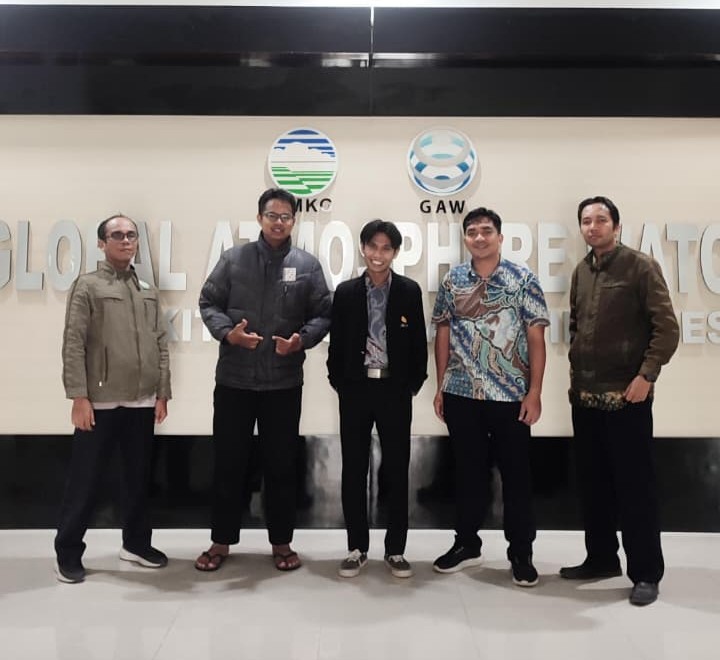 Tim kerja praktik di kantor Stasiun GAW Bukit Kototabang