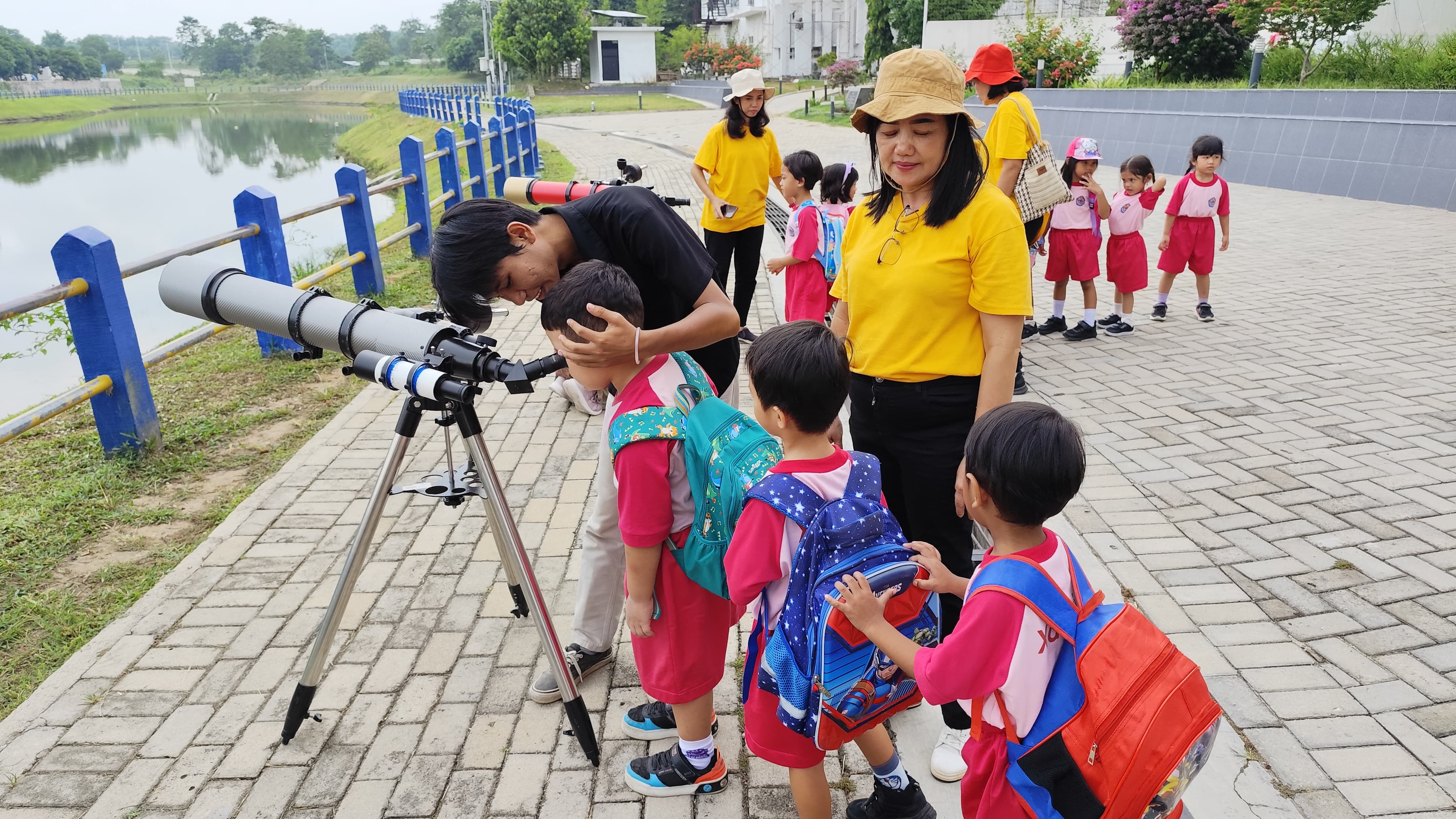 Pendampingan pengamatan teleskop untuk siswa TK