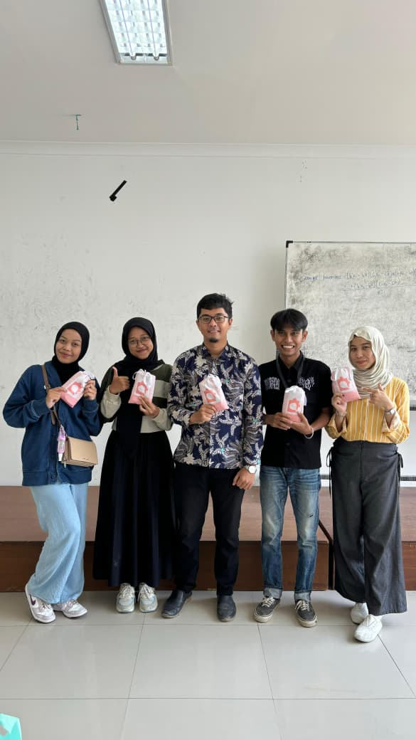 Tim QIBLA Sajadah Ramah Lingkungan dengan produk
